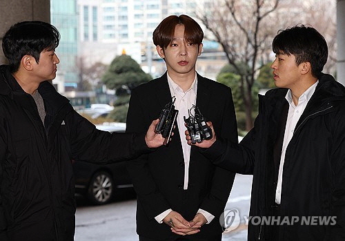 필로폰을 매수·투약한 혐의로 기소된 가수 남태현이 지난 2024년 1월 18일 오전 서울 마포구 서부지법에서 열린 선고기일에 출석, 취재진의 질문에 답하고 있다. [연합뉴스]